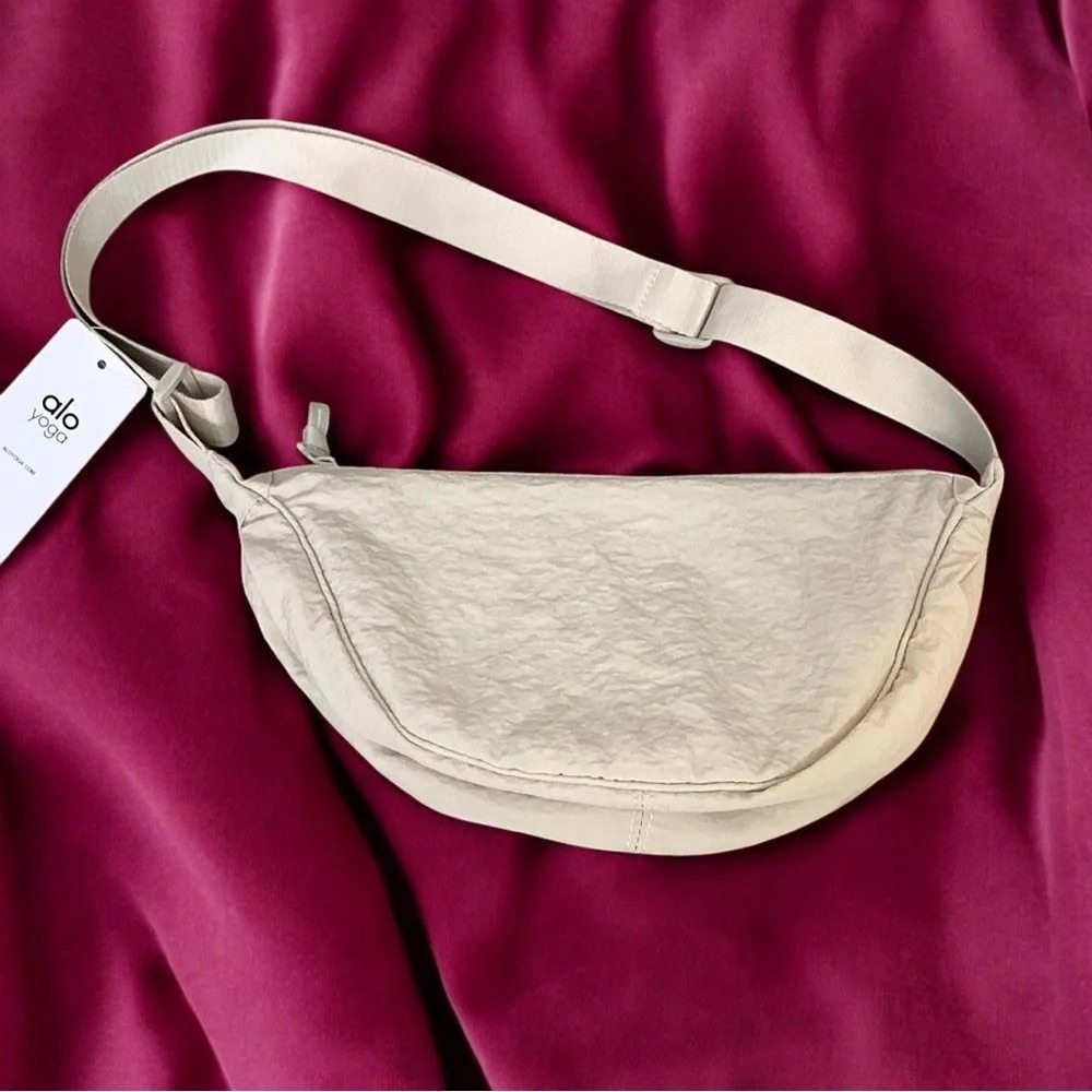 💎ALO Yoga White Crossbody - Ornate Design 3L Bag - Picture 2 of 4